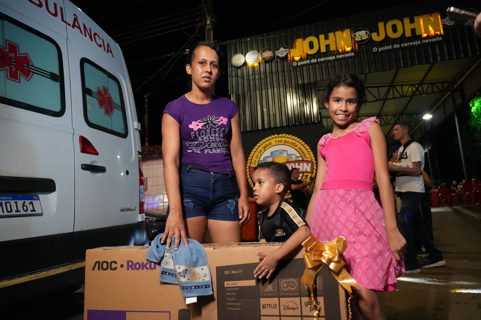 Ananda Reissa comemorou emocionada após ser contemplada com uma Smart TV durante a festa do Dia das Mães na Praça do Abobrão
